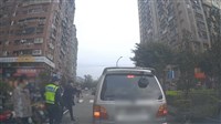 新北汐止男駕車巷內亂按喇叭又急煞 警掏槍壓制逮人