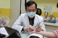 車禍倒地拇指痛半年 醫查出「舟狀骨」骨髓水腫