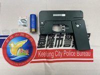 基隆警攻堅毒販跳窗被逮  搜出手機造型折疊槍