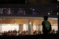 庫克現身蘋果中國旗艦店開幕 數千民眾熱情圍觀