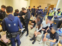 台南警凌晨搜索安平區民宅  查獲毒品逮6人送辦