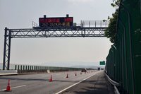 紫斑蝶每分鐘逾1000隻飛越林內 國3緊急封閉讓路