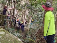 男三峽登山失聯 警消循狗吠聲找到遺體愛犬相伴多日