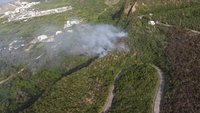 綠島氣象站旁雜草林木燃燒  黑鷹直升機灑水控制