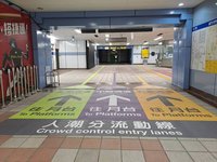 迎中職開幕戰人流  國父紀念館站設3色導引地貼