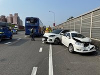 國1高雄中正交流道追撞 遊覽車疑恍神釀3人傷