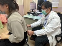 鑽媽祖鑾轎快速變化動作受傷 醫師籲先做伸展動作