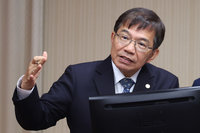 來台旅客目標下修 王國材：對陸客看不到曙光