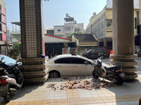 花蓮地震  彰化員林國宅磚牆砸破汽車擋風玻璃