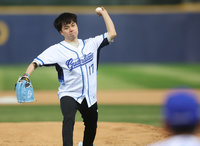 林昀儒為悍將開球  獅領隊蘇泰安化身粉絲