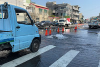 台南關廟地震後路面冒自來水 管制交通搶修