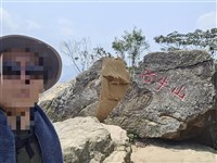竹縣關西石牛山頂地標巨石  疑不敵地震裂兩半