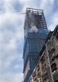 強震影響建案頂樓裝飾掉落砸鄰房 昇陽：負起修繕責任[影]