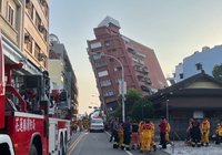 花蓮地震天王星大樓正面傾倒 土木技師：典型軟腳建築