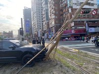 高雄男酒駕闖入輕軌撞倒路樹棄車逃逸 警速逮送辦