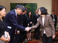 蔡總統：政府攜手業界  讓台灣生醫產業邁向國際