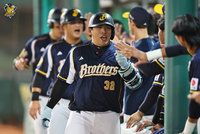 曾頌恩轟3分砲、打線單局灌8分  兄弟勝獅隊止敗