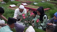 印尼喜迎開齋節  穆斯林赴墓園為逝者祈禱
