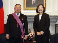 蔡總統授勳中華奧會主席林鴻道  表彰對台灣體育貢獻