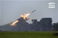 航特部直升機夜間實彈射擊 成功命中海上靶船