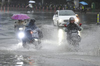 中國南方連日暴雨引發洪水 清遠高鐵站被淹
