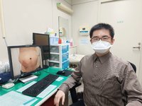 男子右腰突鼓脹  醫師：帶狀疱疹致腹壁肌肉鬆弛