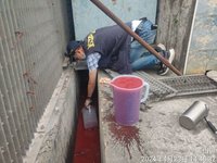鳳山保健食品廠偷排血紅色廢水 環保局告發開罰