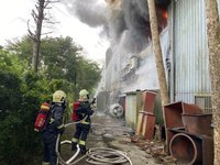 宜蘭三星鄉工廠2樓全面燃燒  濃煙竄天