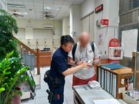 澳洲大叔台中迷途獲協助  感受台灣警察友好暖心