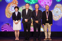 行政院文化獎頒獎  院長陳建仁親授獎章