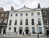 香港駐倫敦官員等3人被控違英國安法 為港府情蒐監控闖民宅