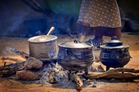 非洲家戶燒柴煮飯加劇暖化 60國承諾提供逾700億助轉型