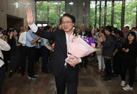 林右昌最後上班日 內政部員工列隊獻花歡送