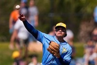 張育成守備與隊友相撞傷退 21日MRI檢查[影]