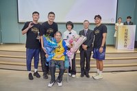 雄鷹籃球創辦人姜豐年陳怡樺 獲頒政大特別貢獻獎