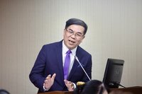 彭啟明：人孔蓋當菸灰缸不太好 將推菸蒂不落地 