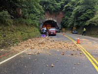 台2丁瑞芳隧道口落石占用1車道 估下午恢復雙向通車