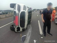 國3聯結車變換車道肇事 千萬邁巴赫翻了