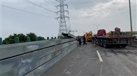 西濱彰化段拖板車自撞H型鋼翻落車道 2車撞上釀2傷