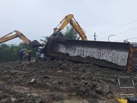 高雄砂石車車斗傾覆壓車頭 駕駛命危送醫搶救