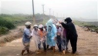 蘭嶼時雨量逾80毫米  洪水淹環島公路