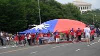 華府陣亡將士紀念日遊行 駐美官員巨幅國旗齊參與