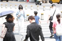 各地偏熱高溫上探33度 南台灣降雨機率增