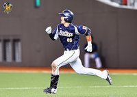 高宇杰中職生涯首支三壘打有點喘 捕手更重守備