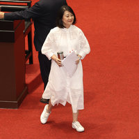 韓國瑜盼著正式服裝 吳思瑤：議事運作正常才是重點