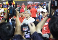 黃仁勳受邀開球葉君璋陪練 龍球員開玩笑喊「乾爹」