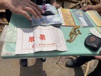 中市清潔隊拆解廢衣櫃 拾獲20萬及金鍊歸還失主