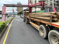 吊車撞上限高桿卡住受困  新北永和環河東路回堵