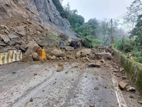 嘉義166縣道梅山段崩塌中斷  縣府出動機具搶修