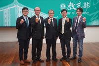 教長鄭英耀支持公私立大專整併 教部將朝此推動